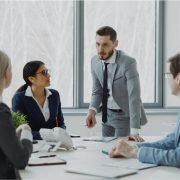 Cómo pasar de empleado a líder empresarial: guía para acelerar tu crecimiento profesional